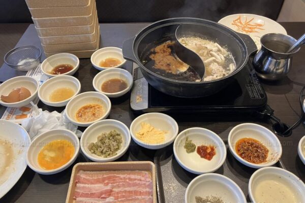 しゃぶ葉　テーブル上のしゃぶしゃぶ